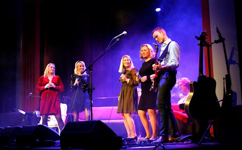 Vokalgruppa Harmoni skal også dette året synga inn jula saman med Saudasvaggane. Frå venstre står Wendy Åbø, Solveig Steinsland, Lillian Nordengen, Camilla Moe og «svagg» Odd Erik Egge. 