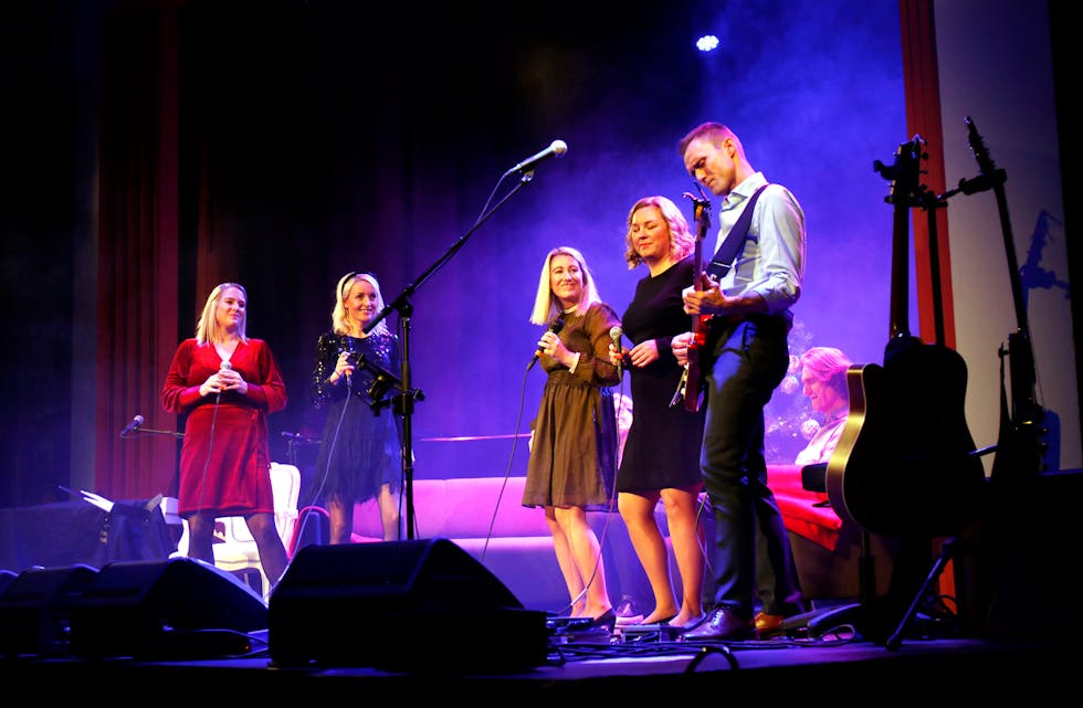 Vokalgruppa Harmoni skal også dette året synga inn jula saman med Saudasvaggane. Frå venstre står Wendy Åbø, Solveig Steinsland, Lillian Nordengen, Camilla Moe og «svagg» Odd Erik Egge. 