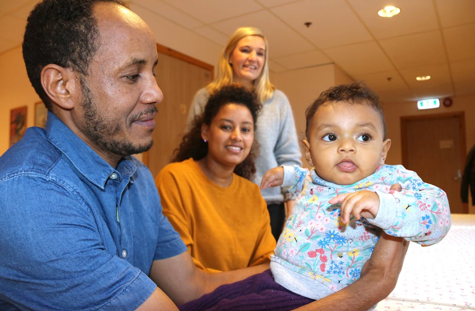 Saudabuen Bitanya er nå blitt eit halvt år ung. Her saman med foreldra Tedros Ekubamichael og Luwam Tesfay og helsesjuepleiar Kari Iversflaten.