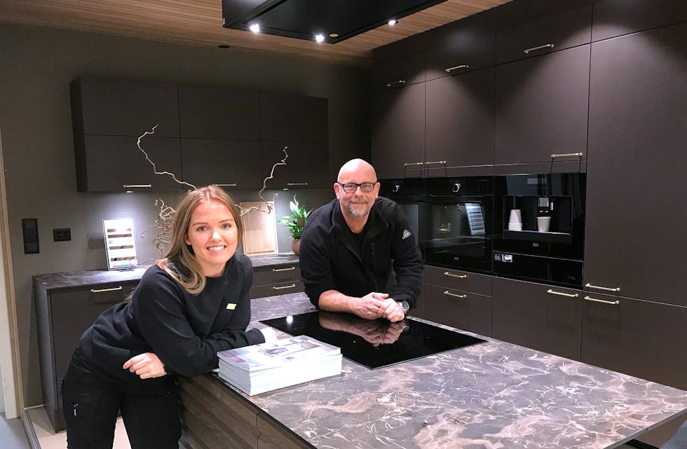 Interiørkonsulent Cecilie Birkeland gler seg til å jobba med å skreddarsy kjøkken for saudabuen. Dagleg leiar Gunnar Klungtveit konstaterer fornøgd at satsinga på interiør bidrar til vekst for butikken.