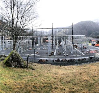 To år etter grunnarbeidet på Austarheim blei starta opp, ser området nå slik ut. Bygginga av det nye transformatoranlegget går inn i siste fase. Bildet er tatt frå oversida av det nye anlegget. Det gamle anlegget er i bakgrunnen.
