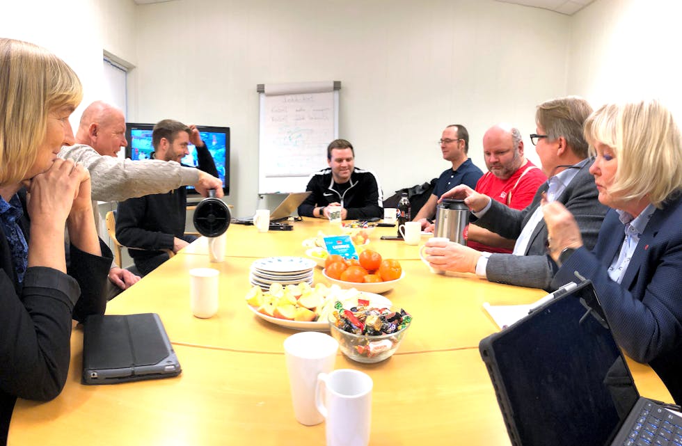 Stortingspolitikarane Kirsti Leirtrø og Øystein Langholm Hansen (til venstre) og Ingalill Olsen og Sverre Myrli (til høgre) besøkte Sauda onsdag. Her er dei i møte med Bård Lien og Nikolas Njerve frå Sauda vidaregåande skule, og Remy Penev og Steffen Høiland frå LO Nord-Rogaland.