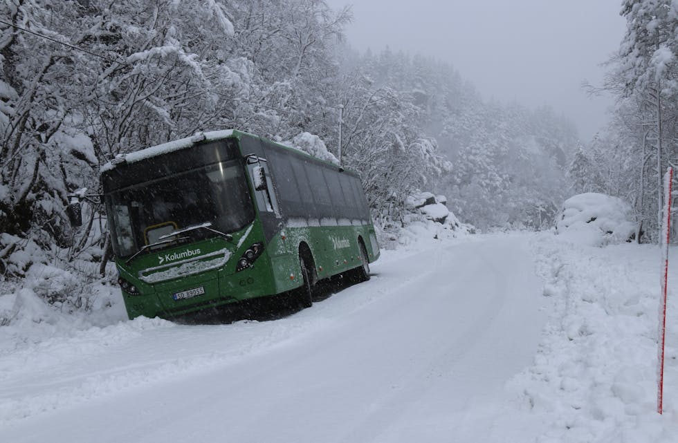 Først seks timar etter utforkjøringa klarte ein å få dratt bussen opp på vegen igjen.