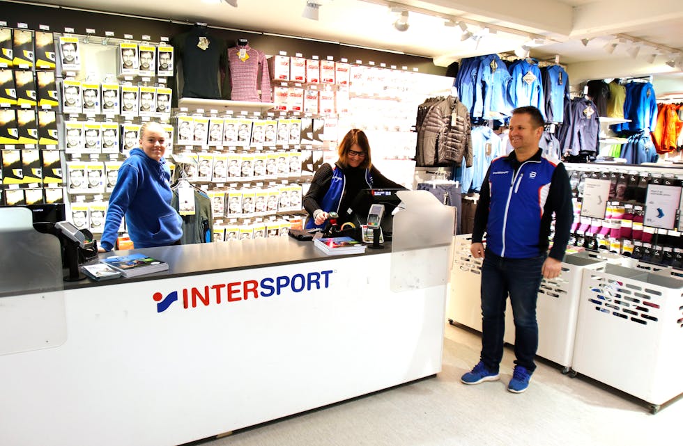 Intersport Sauda fortset drifta, uavhengig av konkursen i morkonsernet. Frå venstre: Lena Halland, Irene Johansson og Stig Adler Birkeland.