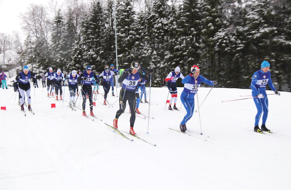 18 løparar stilte til start i Slettedalen rundt søndag. Starten gjekk i ausande striregn.