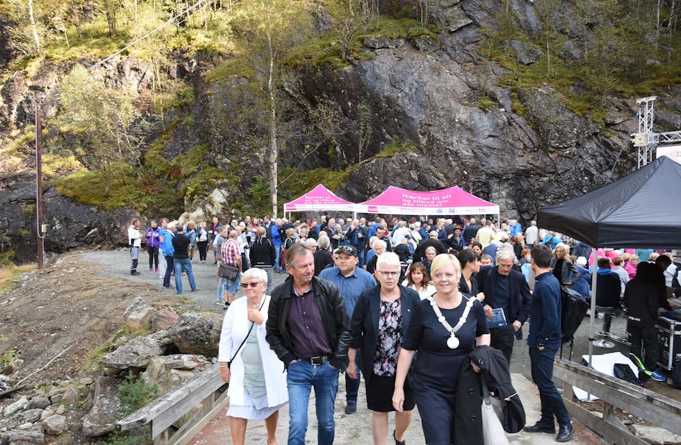 Vil Sauda ha enorme mengder turistar og alt arbeidet det fører med seg, med tilrettelegging, drift og miljøpåverknad? Bildet er frå den offisielle opninga av turistanlegget i Allmannajuvet i september 2016.