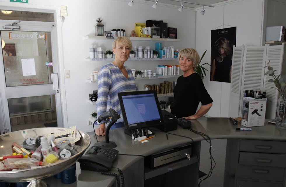 Frisørane Heidi Hambalko (til venstre) og Gro Ringhagen håper staten kompenserer inntektstapet etter at regjeringa og helsemyndighetene har gitt pålegg om å stenge alle frisørsalongar.