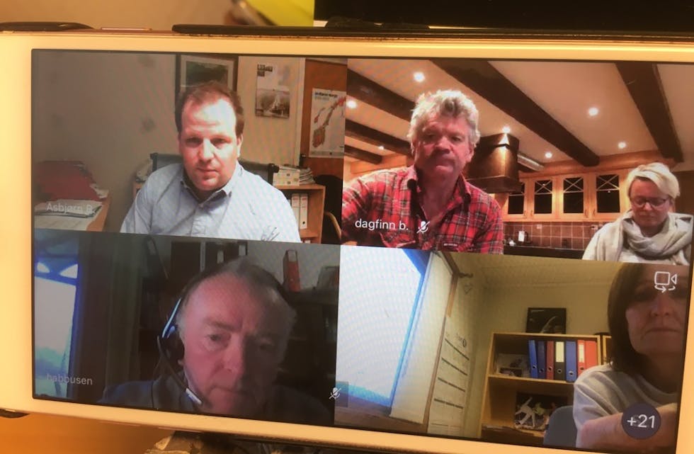 Kommunestyremøtet blei halde via nettløysinga Teams. På bildet ser me ordførar Asbjørn Birkeland (Sp), Dagfinn Birkeland (H), Aud Hege J. Hebnes (H), Hallgeir Amdal (Ap) og journalist Ingvil Bakka.
