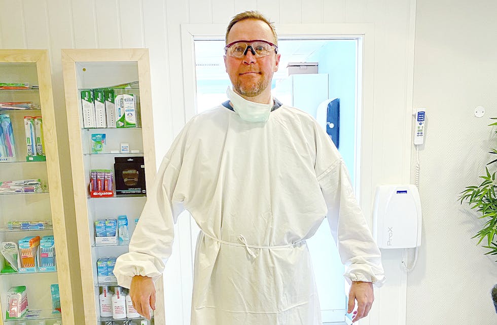 Gode idear og engasjement frå ein tidlegare tannlege og sy-venene hennar, og industrisengetøy frå Kløver, er blitt til vaskbart verneutstyr for tannlege Thomas Sørensen. 