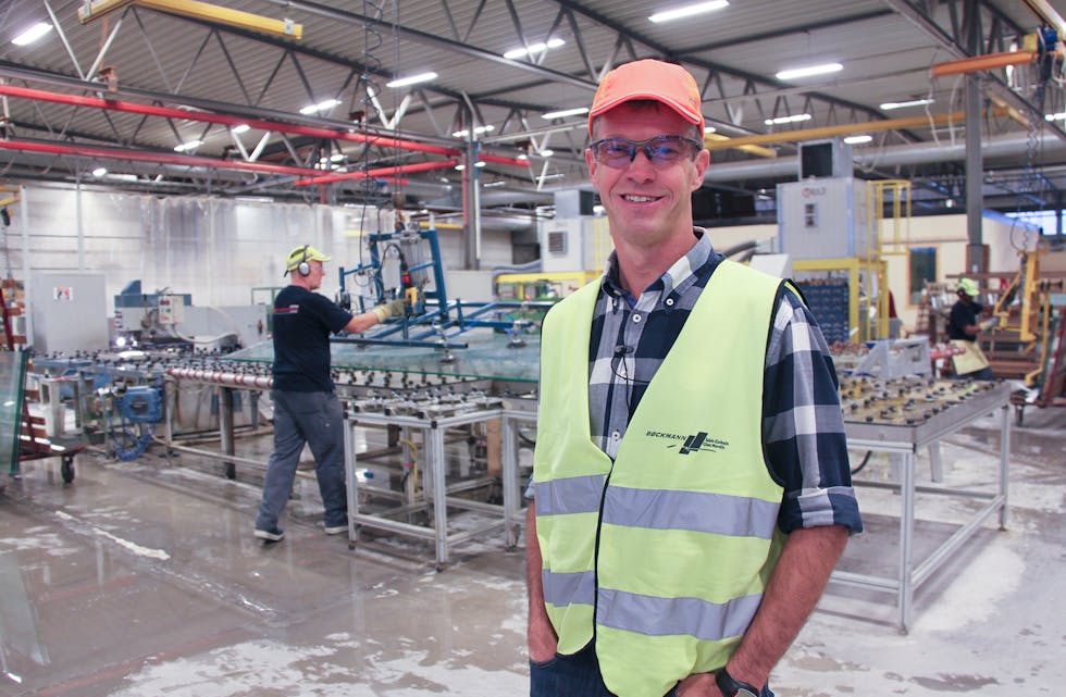 Plassjef Lars Sigve Søndenå ved nyoppretta SI-Glass i Saudasjøen har all grunn til å smile. Arbeidsplassane og vidare drift er berga.