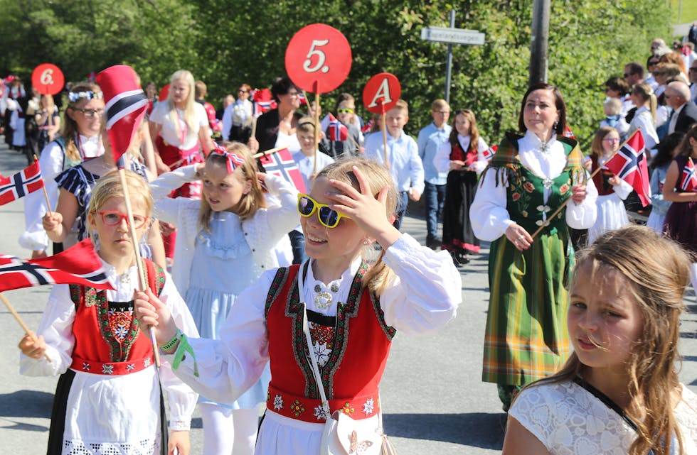 I år må folk markera nasjonaldagen i eigne heimar, hytter eller hagar. Talar og kransenedleggingar vil bli filma og lagt på nett. Bildet er frå 17. mai i fjor.