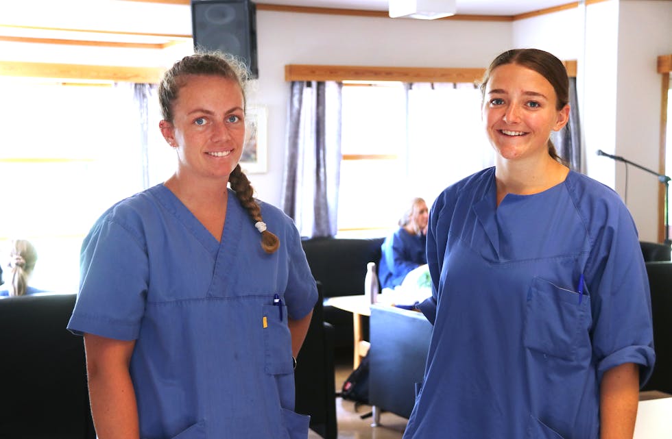 Siri Holm Stråbø og Cecilie Løvik er ferievikarar i pleie- og omsorgstenesta. Dei skal jobba i heimetenesta, der dei gjer ulike helsefaglege arbeidsoppdrag for heimebuande brukarar. 