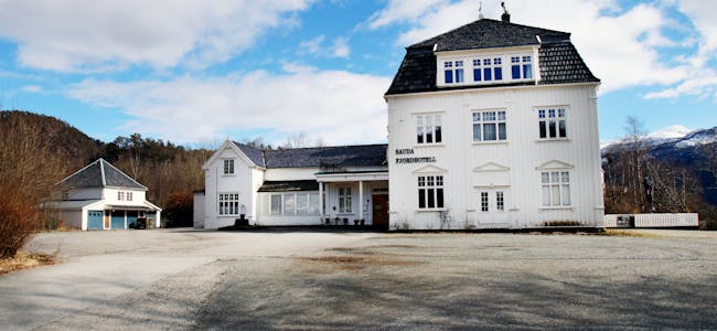 Eigarane av Sauda Fjordhotell har slått driftsselskapet konkurs på grunn av stor gjeld. Eigarane ønsker likevel å drifte hotellet vidare gjennom eigedomsselskapet, som ikkje er ramma av konkursen. 