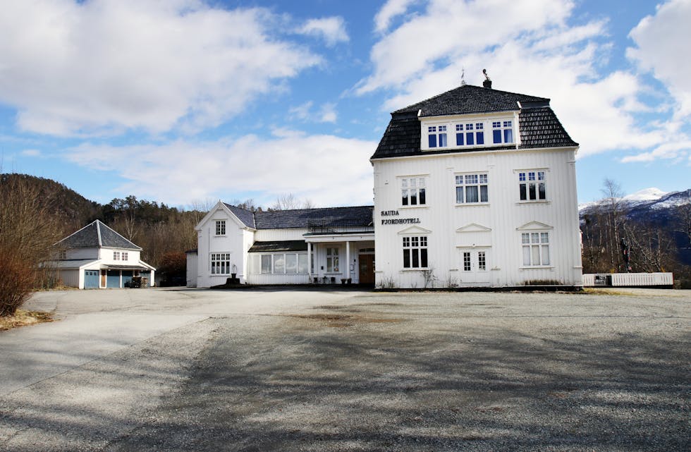 Eigarane av Sauda Fjordhotell har slått driftsselskapet konkurs på grunn av stor gjeld. Eigarane ønsker likevel å drifte hotellet vidare gjennom eigedomsselskapet, som ikkje er ramma av konkursen. 