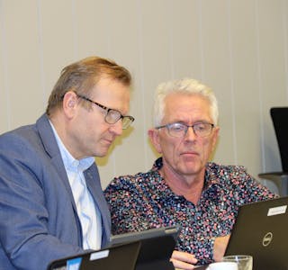 Korona har gitt rådmann Rune Kloster Tvedt (til venstre) og økonomisjef Roy Ove Kvernenes økonomiske bekymringar. Nå får dei litt økonomisk drahjelp til å få setta i gang kommunale prosjekt. 