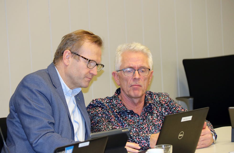 Korona har gitt rådmann Rune Kloster Tvedt (til venstre) og økonomisjef Roy Ove Kvernenes økonomiske bekymringar. Nå får dei litt økonomisk drahjelp til å få setta i gang kommunale prosjekt. 