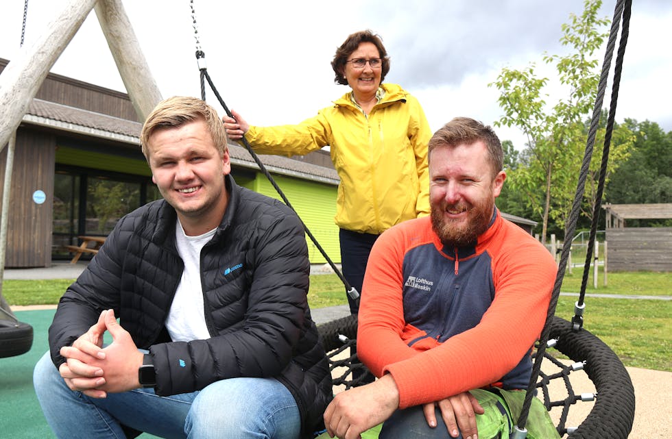 Ådne Listøl (20) og Mats Breivik (28) startar i faste jobbar i Veslefrikk barnehage i midten av august. Styrar Berit Haustavik har nå tre menn i staben sin – ein auke på 200 prosent.