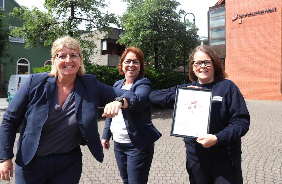 Mette Solland (frå venstre), Else Dahl-Olsen og Ingrid Schibevaag ”armhelsar” på koronavis.
