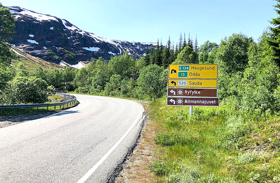 Målet er at skiltinga nå skal losa endå fleire vegfarande turistar gjennom Sauda, med innlagt stopp i Allmannajuvet.