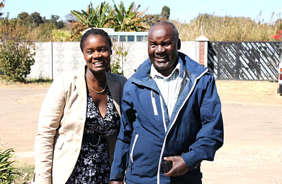 Spiwe Thandabani og faren Musayengana Willie Thandabani. Spiwe er nummer tre i ein søskenflokk på seks. 