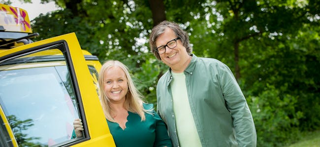 Torsdag dukkar Øyvor Bakke og Finn Tokvam opp i Sauda i den knallgule Sommarbilen til NRK. 