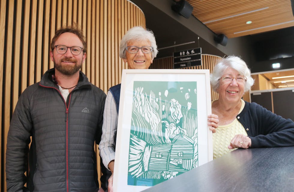 Komiteen for kommunal kunst gler seg til kunstutstillinga som skal hengast opp i kafèlokala i Folkets Hus i haust. På bildet ser me Trond Carsten Øye, Aslaug Astad og Wenche Pleym med eit av kunstverka, eit tresnitt laga av Ørjan Aas og Cathrine Dahl.