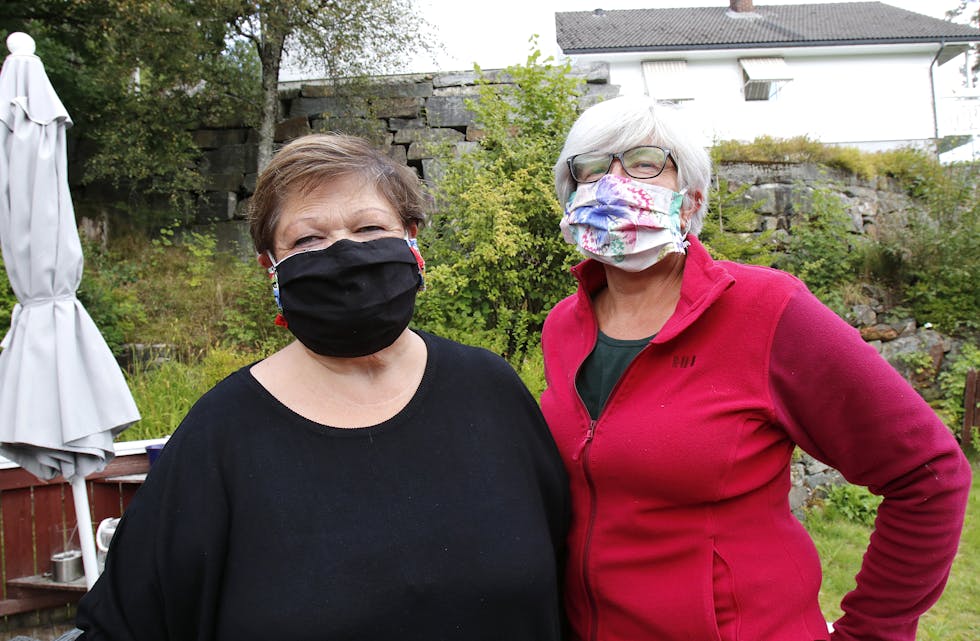 Kari Njøten (til venstre) og Britt Rustad lagar munnbind på hobbybasis, og får bestillingar frå heile landet.