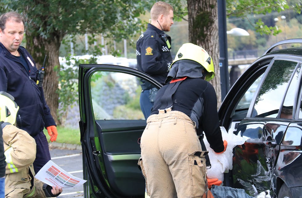 Både brannvesen, politi og ambulanse rykka ut til trafikkuhellet i Coop-krysset fredag.
