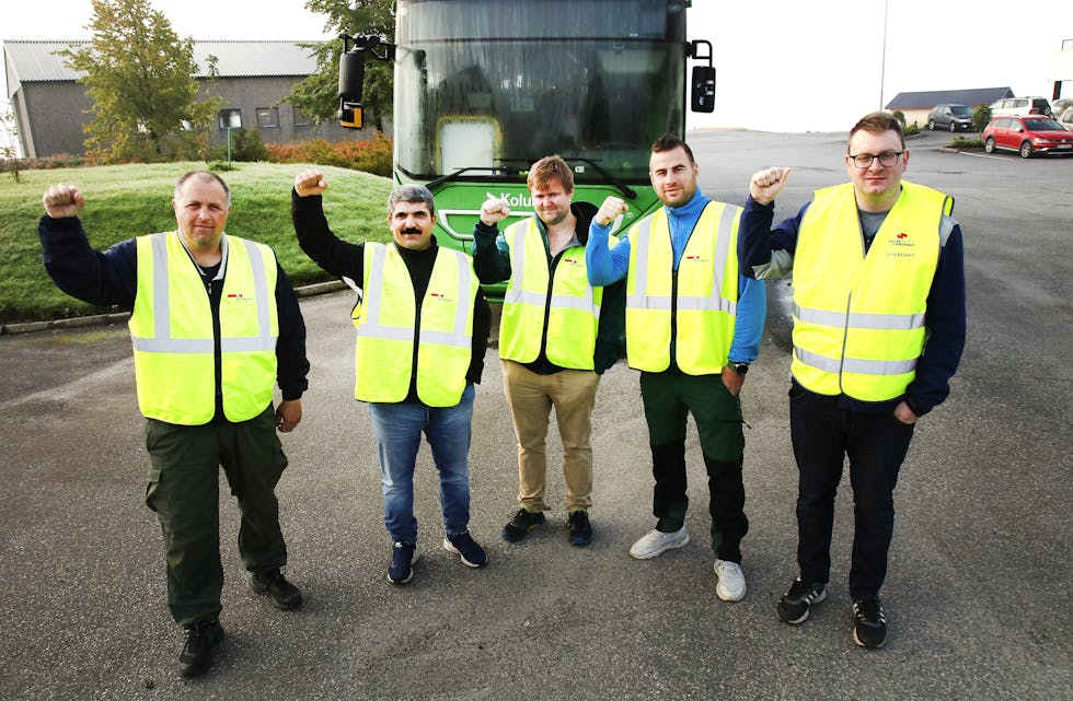 Lokale bussjåførar i streik løftar knyttneven for å vise at dei støtter streikekrava. Frå venstre: Tor Andreas Michalsen, Shoresh Zainy, Steinar Rasmussen, Richard Nagy og Benjamin Snare.