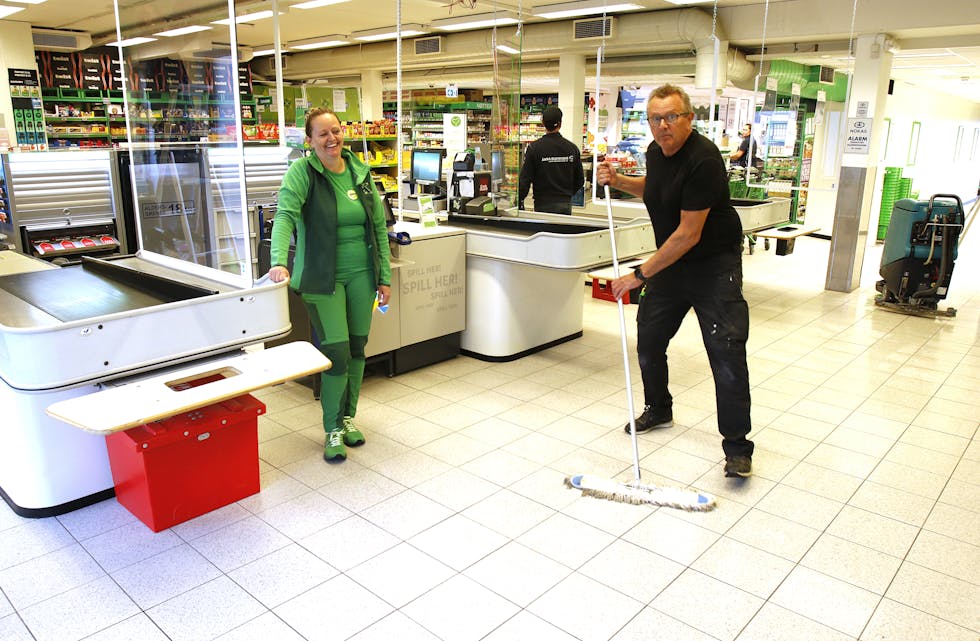 Hektisk aktivitet i føremiddag før dagleg leiar Maiken Skorpe Wahlman og butikkeigar Ordin Skorpe skulle opne butikkdørene.