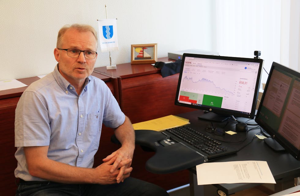 Aksjekursane svingar opp og ned. Sivert Sørnes held dagleg eit auga med børsen for å gjera gode handlar som får kapitalen til Sparebankstiftelsen Sauda til å veksa. – Utanom Sparebanken Vest er den største aksjeposten vår for tida i SR-Bank, opplyser Sørnes.