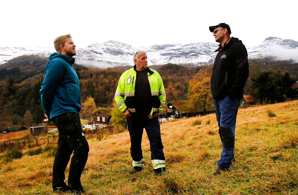 Vidar Jensen (frå venstre), Elfinn Birkeland og Lars Reidar Fosstveit står klare med byggeplanar for 135 nye hytter i Nordstøldalen. 