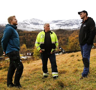 Vidar Jensen (frå venstre), Elfinn Birkeland og Lars Reidar Fosstveit står klare med byggeplanar for 135 nye hytter i Nordstøldalen. 