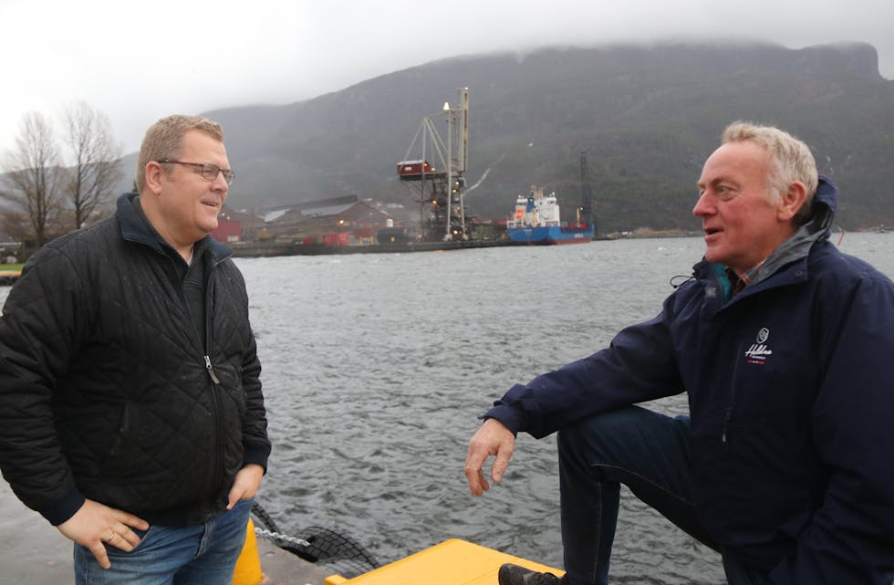 Aps Asle Rafdal (til venstre) og Hallgeir Amdal er glade for at eit einstemmig samferdselsutval gjekk inn for at hurtigbåten i Indre Ryfylke ikkje skal leggast ned. Det ligg i korta at dette også vil få fleirtal i fylkestinget, som har det siste og avgjerande ordet.