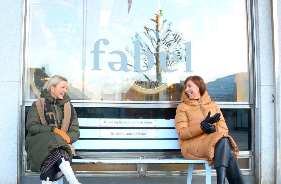 Dei ser lyst på framtida, både for sin eigen butikk og for Sauda sentrum som heilhet, Fabel-gründarane Merete Herheim ( til venstre ) og Gunn Karin Bastlien.