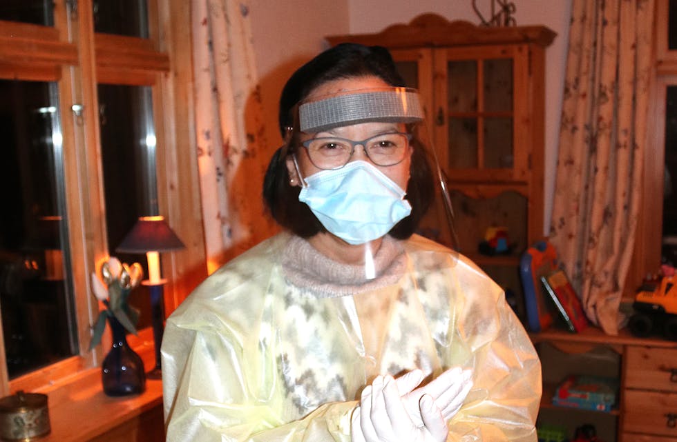 I løpet av november har Olivia Obtinario, einingsleiar ved legesenteret, og anna helsepersonell i Sauda testa rundt 150 saudabuar for korona. Ingen har så langt testa positivt. Bildet er tatt før ein spesiell testsituasjon denne veka.