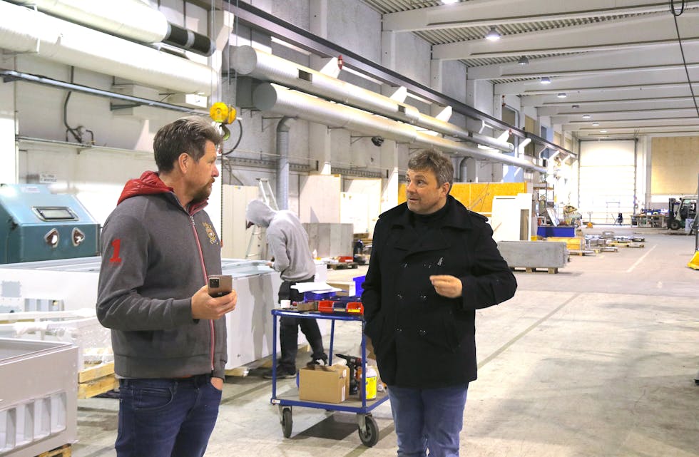 Det er kapasitet nok i Sauda, meiner Sauda Vekst-leiar Inge Løyning, her i samtale med styreformann i Northern Punching Eigedom, Steinar Enlid. Også i det 3900 kvadratmeter store industribygget i Nesøyra 16 er det plass til fleire, opplyser dei.