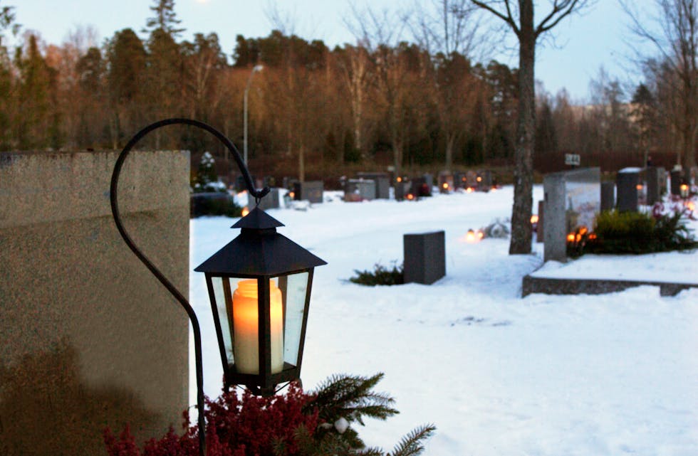 Lystenning på gravene julaften er i ferd med å bli ein populær tradisjon - også i Sauda.
