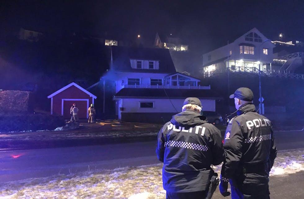 Både brannvesenet, politiet og ambulansepersonell rykka ut til den store varme- og røykutviklinga i dette kvite bustadhuset i kveld, onsdag.