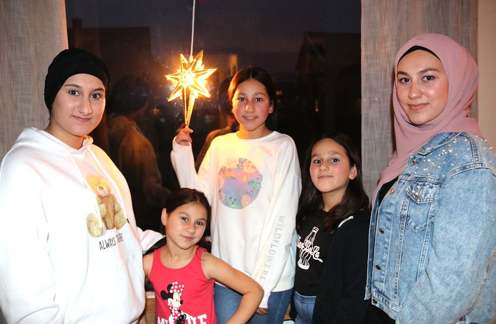 Julestjerne i vindauge høyrer med, sjølv i ein muslimsk heim. Frå venstre: Layal, Lama, Iman, Salam og Manal.