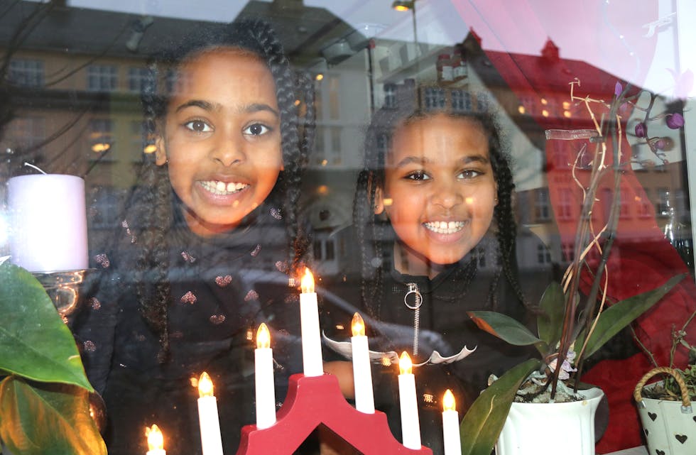 Gelila og Hiyab har budd heile livet i Sauda og elskar jula, som alle andre barn.