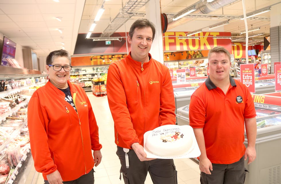 100 millionar i omsetting må sjølvsagt feirast med kake. Her feirar butikksjef Ivar Bakka saman med dei trofaste medarbeidarane Brede Svendsen og Jenny Synnøve Rodriguez.