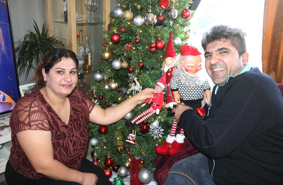 Khedije og Shoresh Zainy gler seg til jul i den julepynta heimen sin i Åbøbyen. Etter fem år i Sauda og Norge har dei adoptert alle norske juletradisjonar, som juletre i stova, julelys i vindauga, kalender og julesokkar til borna, og mange raude nissar.