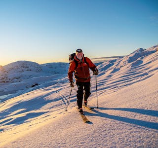 Vinteren er på veg og for dei ivrigaste er skisesongen alt i gang. Dette bildet av Bjørn Åge Dybdal-Holthe er tatt ved soloppgang mellom Nedre Sandvatn og Istjødnå laurdag 28. november.