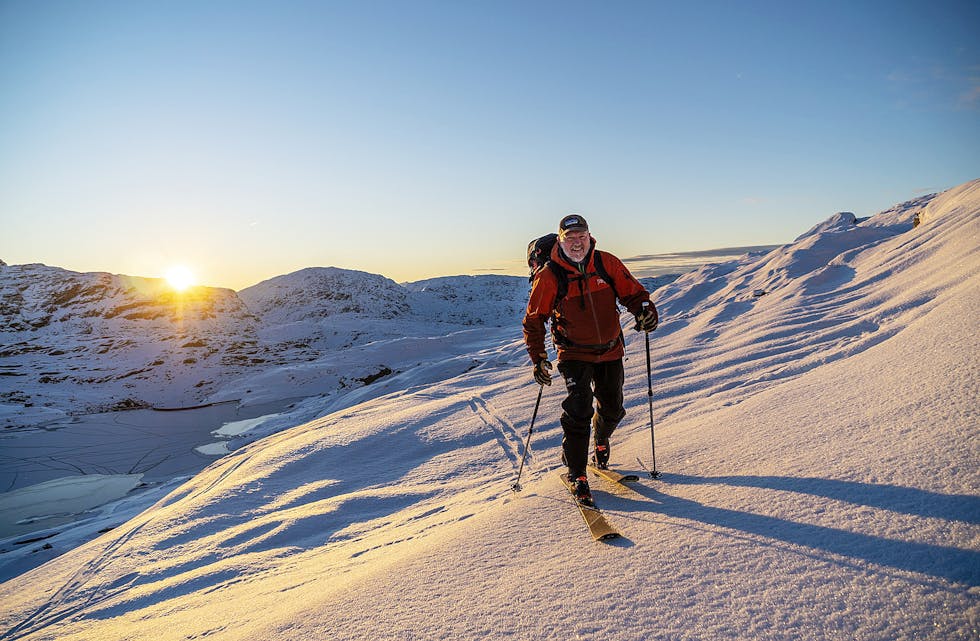 Vinteren er på veg og for dei ivrigaste er skisesongen alt i gang. Dette bildet av Bjørn Åge Dybdal-Holthe er tatt ved soloppgang mellom Nedre Sandvatn og Istjødnå laurdag 28. november.