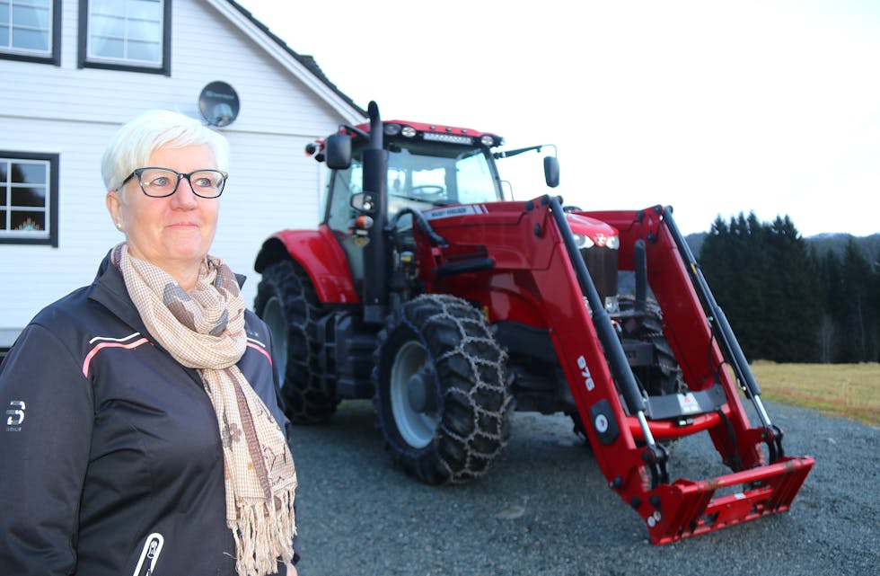 Berit H. Øverland (58) har hatt brøyteansvaret  frå ”linjekryss” til skianlegget i Slettedalen heilt sidan 1994. I sommar investerte ho og mannen Jon Magne i ein ny Massey Ferguson-traktor. 