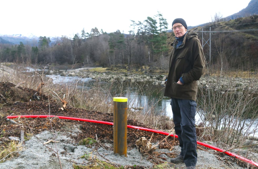 Vi er fleire som undrar oss over desse røyra, seier kasserar i Sauda Jeger og Fiskerforening, Jan Weiseth. Svaret fann vi på eit Sauda Vekst-kontor. 