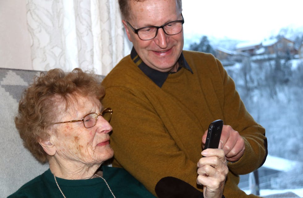 Liv Jakobsson og sonen Olafr synest kommunens SMS-kommunikasjon er for tungvint, og dei påpeiker at Liv ikkje har moglegheit til å svare slik kommunen ber om.