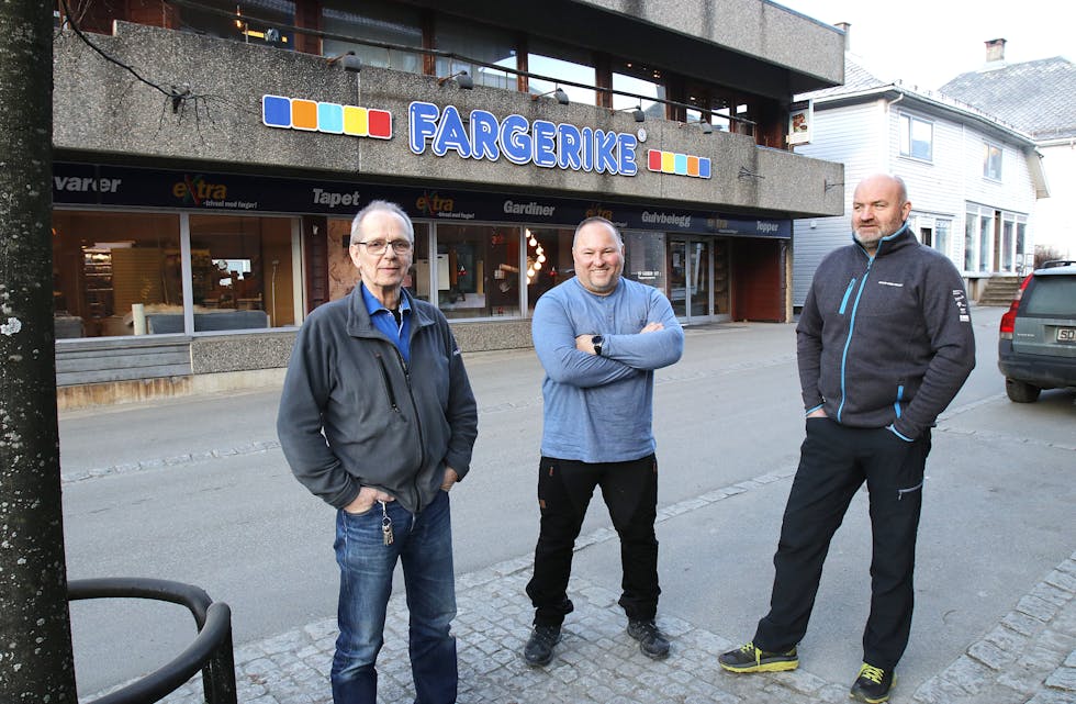 Jan Erik Artun (til venstre) har selt Fargerike-bygget og nabobygget til Vegard Ringhagen. Eduardas Marcinkevicius (i midten) etablerer ny butikk i Fargerike-lokala.