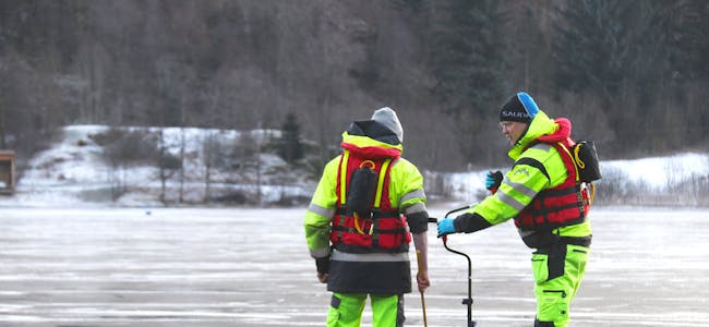 Oppsynsmann John Ola Espevik (til høgre) måler isen på Rødstjødna saman med Ole Henrik Birkeland. Kommunen har tidligare ikkje tatt målingar i andre vatn enn vatna knytt til Andedammen i sentrum. 